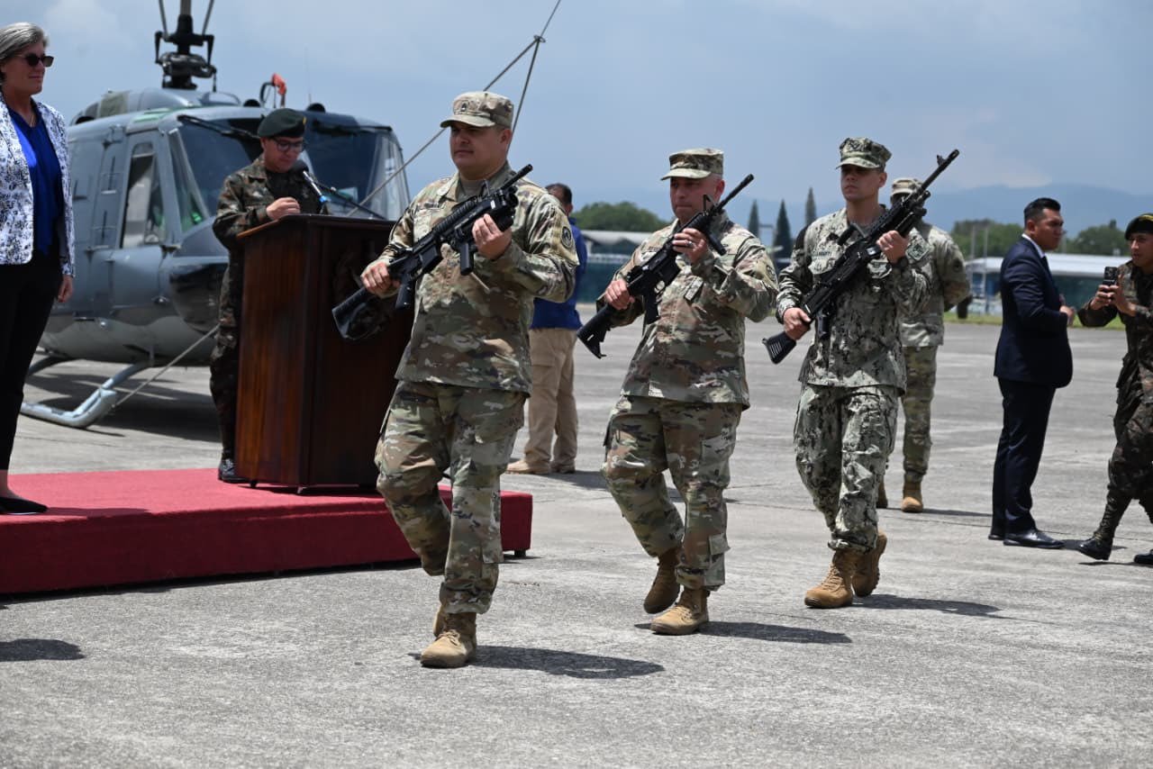 Guatemala recibe el primer lote de fusiles M4A1 desde EE. UU. tras el fin del embargo militar 2 HSwig VXEAAmL8X