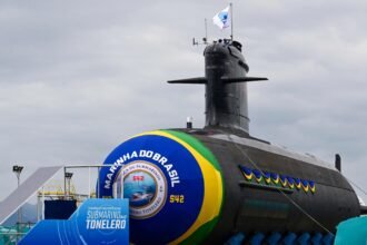 vista do submarino tonelero durante seu lancamento na base naval de itaguai rj 1711571624911 v2 4x3