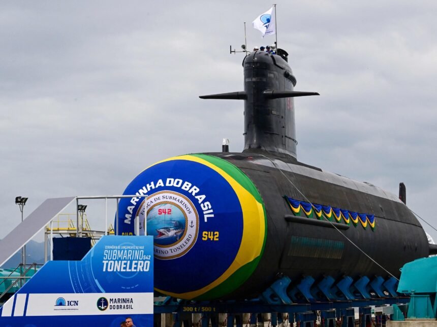 vista do submarino tonelero durante seu lancamento na base naval de itaguai rj 1711571624911 v2 4x3