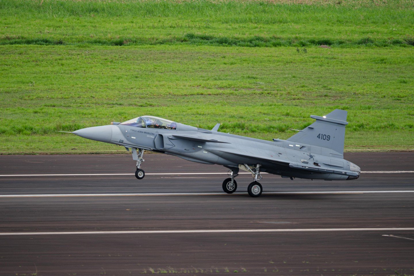 El primer Gripen E producido en Brasil por Embraer realiza su vuelo inaugural 2 SaveClip.App 840117277 18465945940141239 8402720196455415811 n