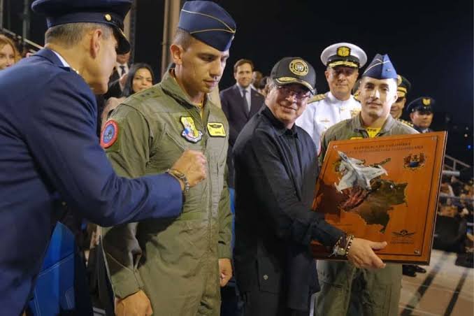 Colombia revisa el contrato de los Gripen y mantiene conversaciones con Saab 2 images