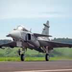 primeiro gripen e produzido no brasil pela embraer realiza voo inaugural