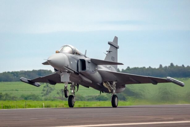 primeiro gripen e produzido no brasil pela embraer realiza voo inaugural